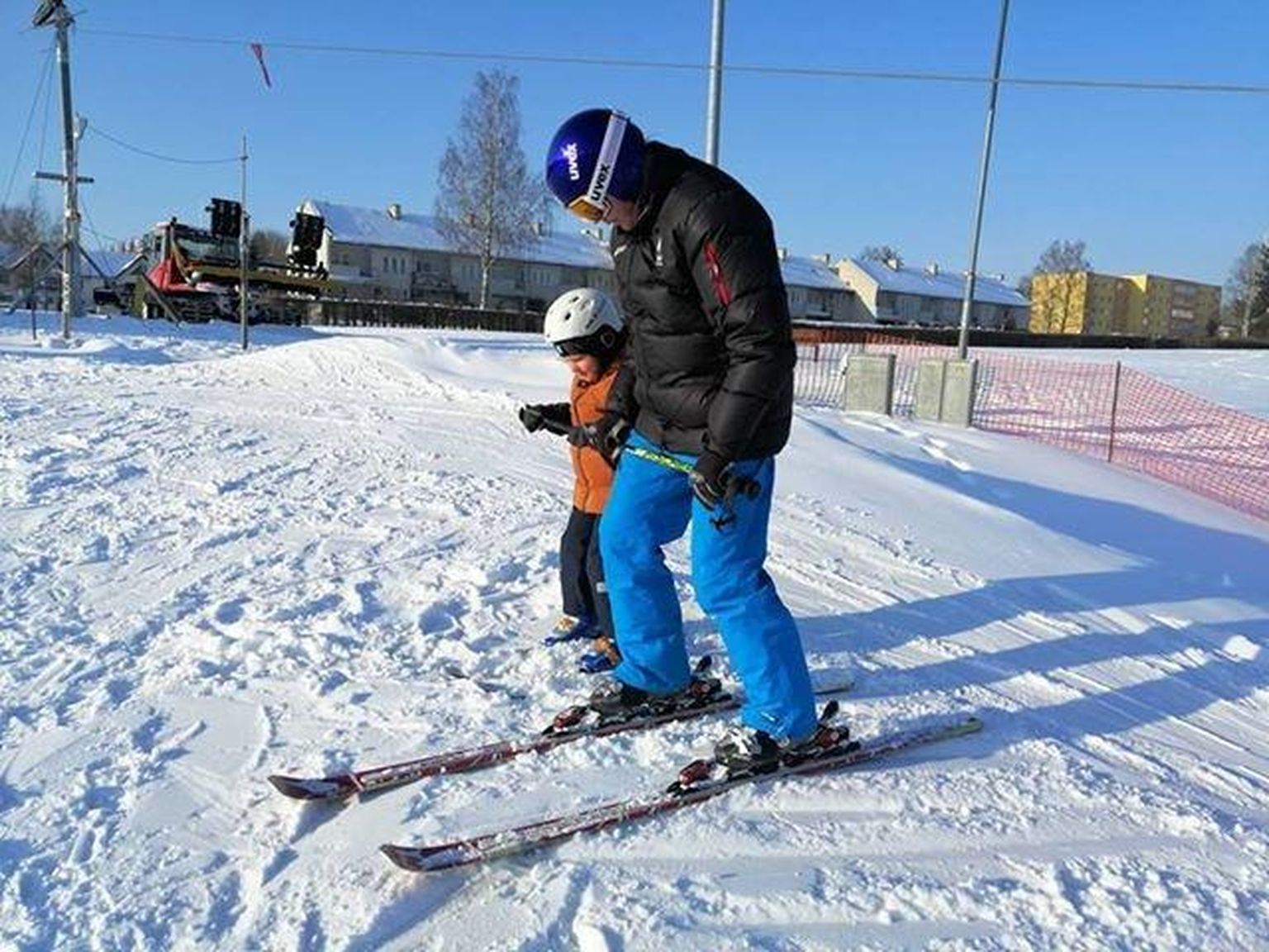 Väiksed põnnid õpivad Viljandi lumepargis slaalomit kogenud treeneri Hillar Heina juhendamisel.