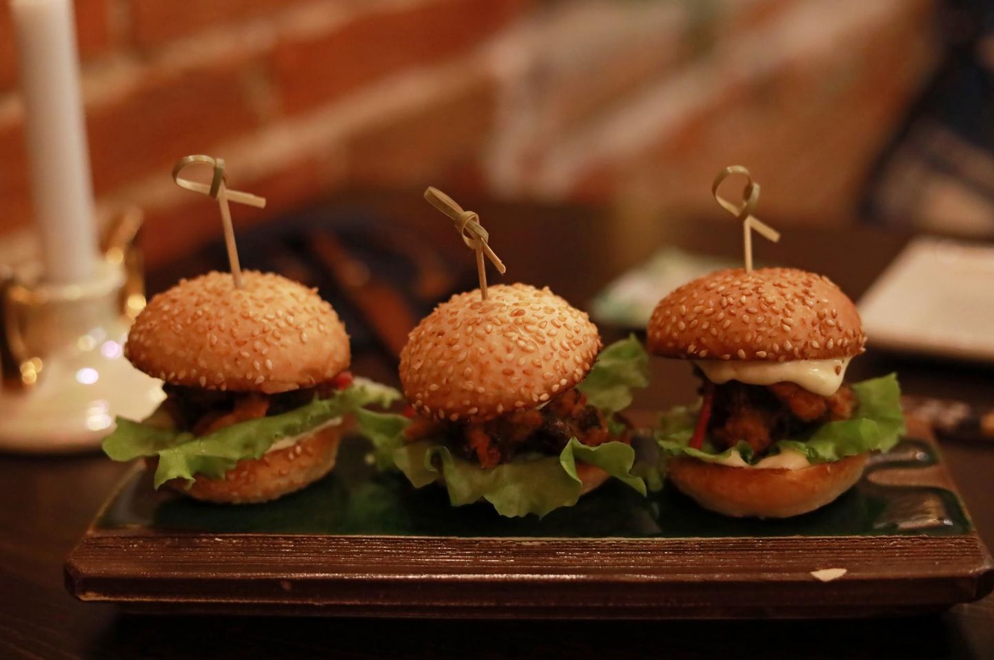 Krevettidega miniburgerid on toitev eelroog, mis käes koost ei lagune.