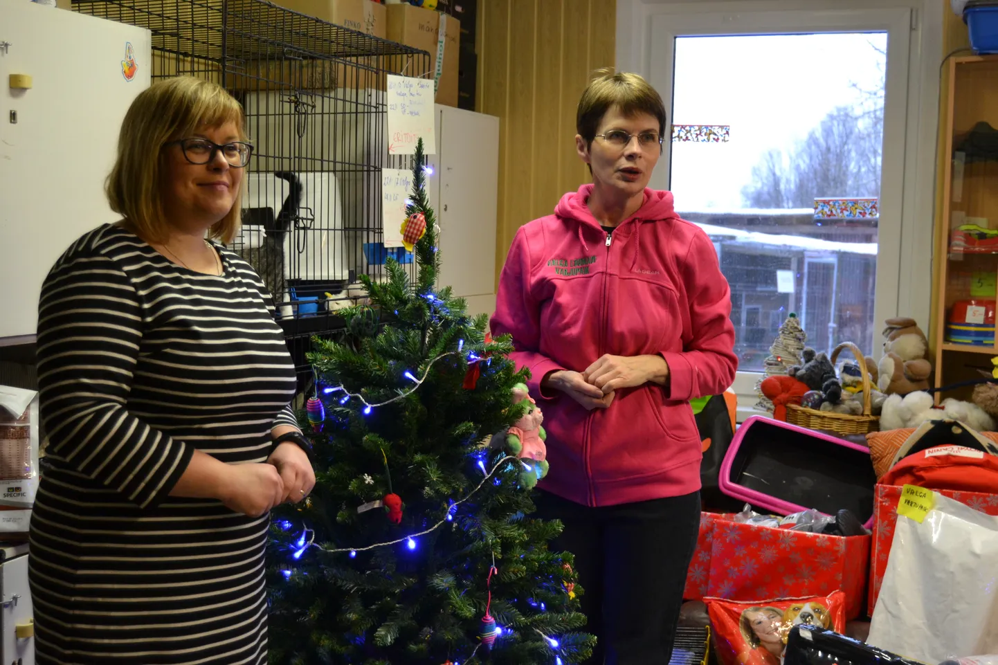 Valga loomade varjupaiga heaks annetusi kogunud Kristi Põldvee (vasakul) andis varjupaiga juhatajale Helle Rajale eile üle järjekordse heategevuskampaaniaga neljakäpalistele kogutud annetused.