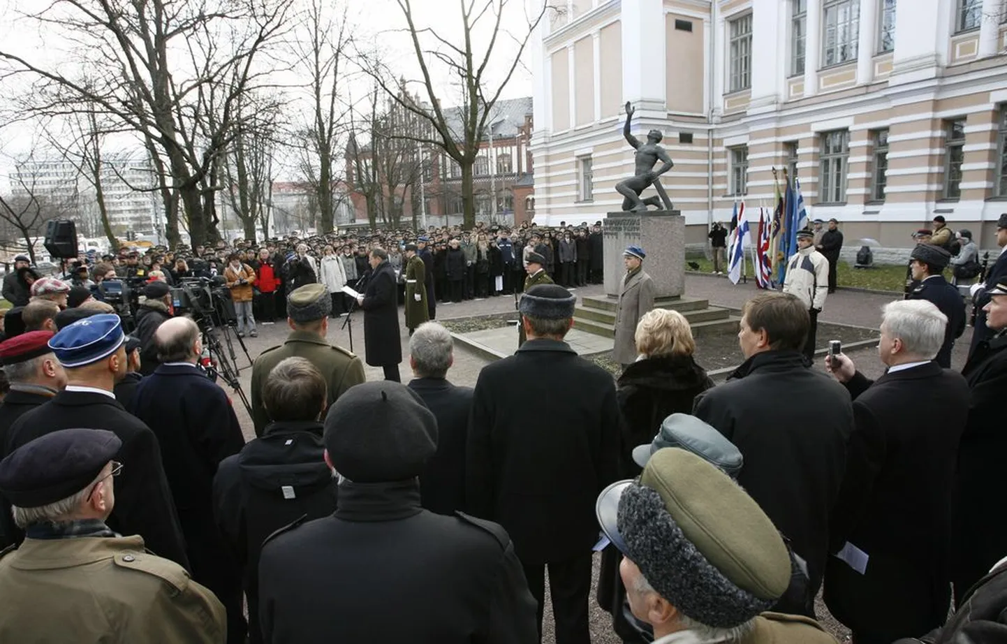 Ferdinand Sannamehe kujundatud nn Reaali Poiss paigutati reaalkooli ja Estonia teatrimaja vahelisele haljasalale 13. novembril 1927.