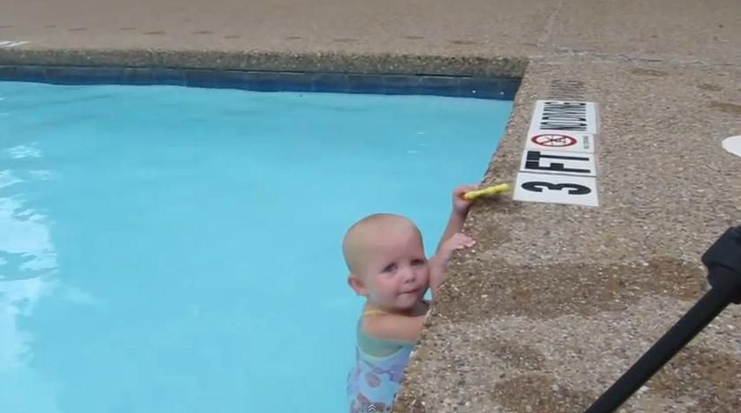 16-kuune Elizabeth ujumas.