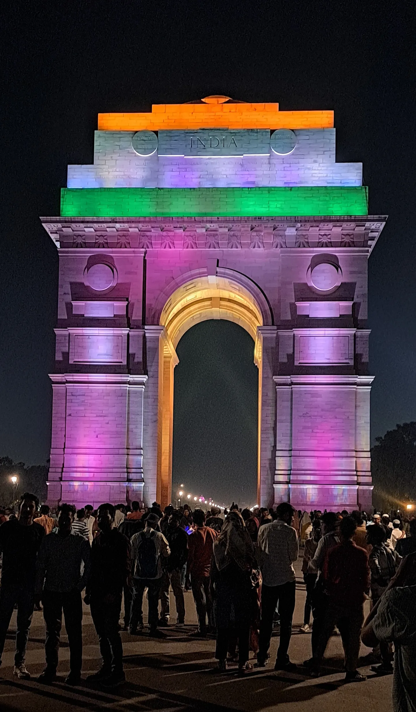 India Gate ehk India värav on mälestusmärk I maailmasõjas Briti koloniaalvõimu poolt sõtta saadetud ja hukkunud indialastele. Pühapäeva õhtul, kui kuumus on järele andnud, on tuhanded mehed ja naised, suured ja väiksed tulnud Delhi keskmes asuvasse parki aega veetma.