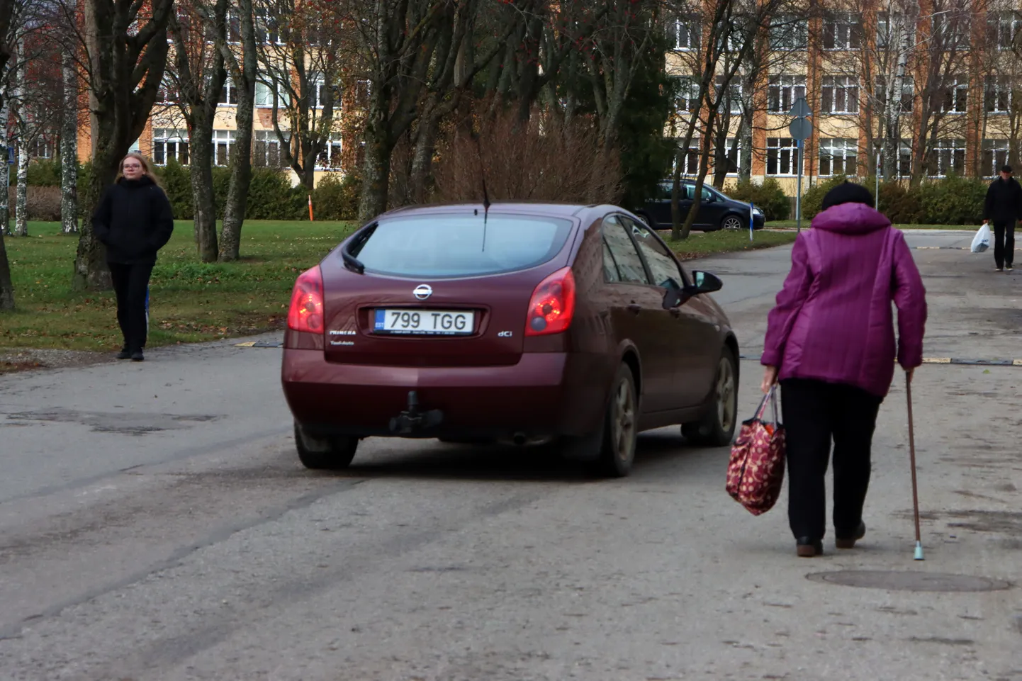 Esialgu on Lõuna mikrorajooni elanikud sunnitud liikuma mööda sõiduteed, järgmisel aastal aga algab siin kõnnitee ehitus.