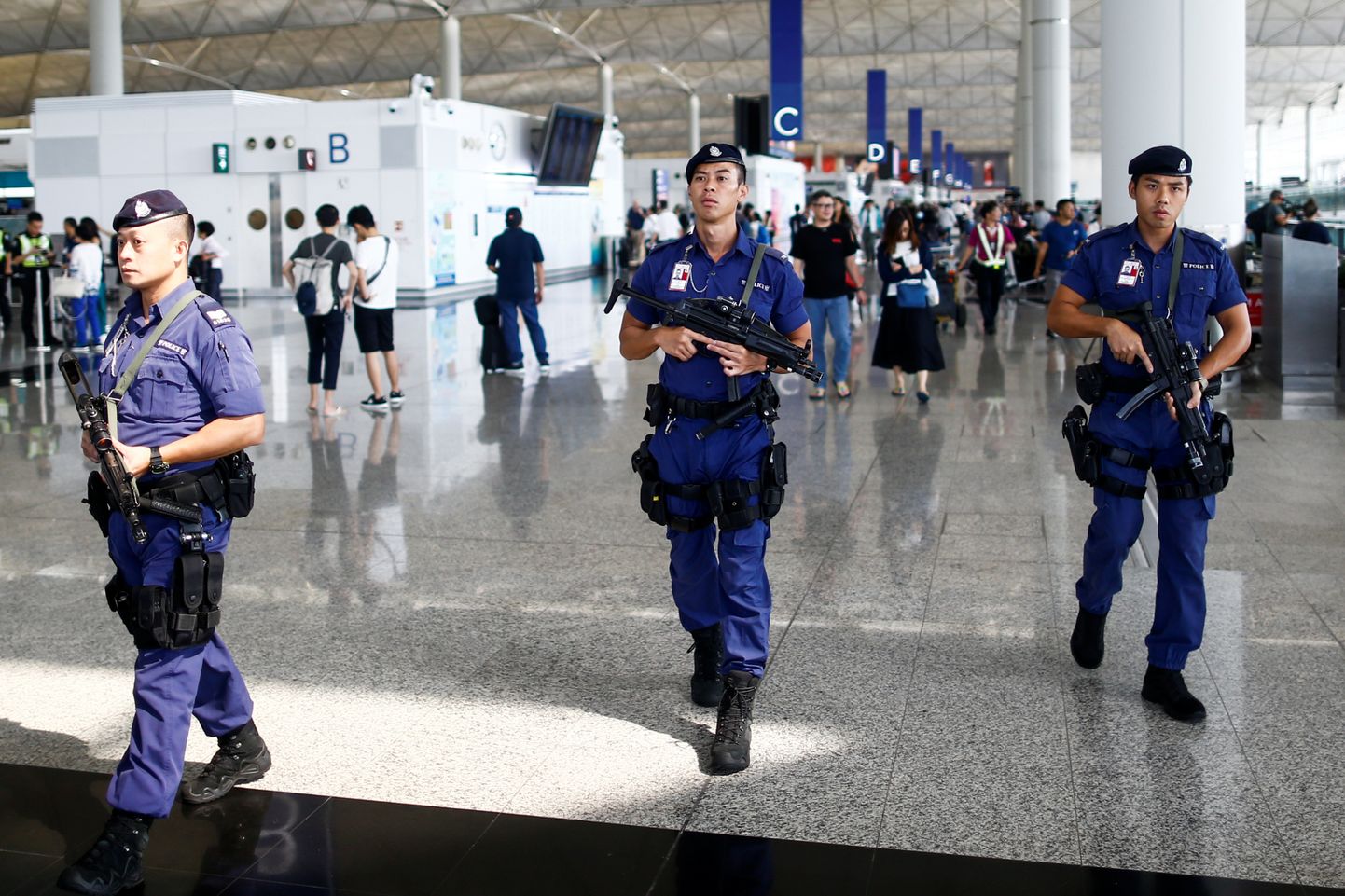 Bruņoti spēki patrulē Honkongas lidostā.