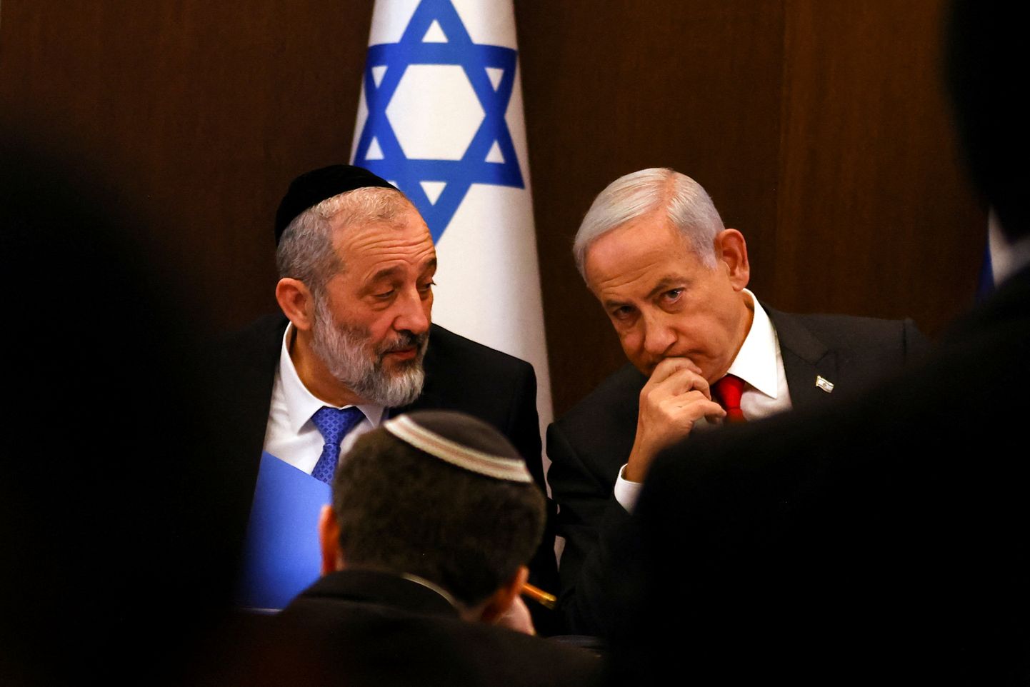 Iisraeli peaminister Benjamin Netanyahu rääkimas tervishoiu- ja siseminister Aryeh Deriga, kes nüüd ametistvabastati,  kabinetiistungil 8. jaanuaril.