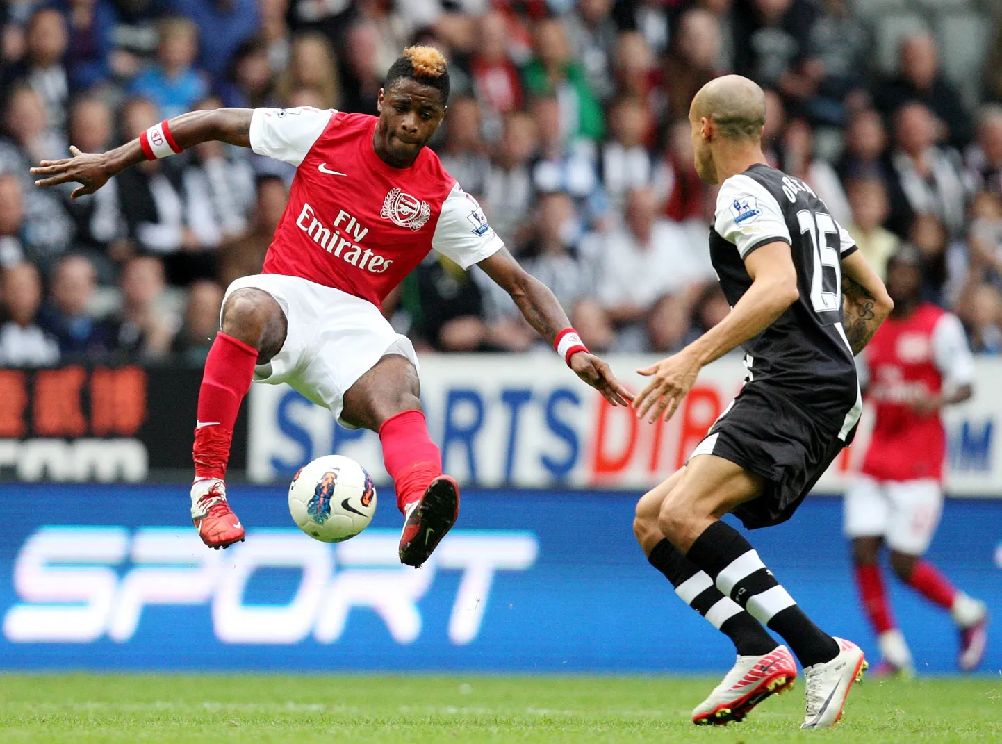 Alex Song (vasakul)
