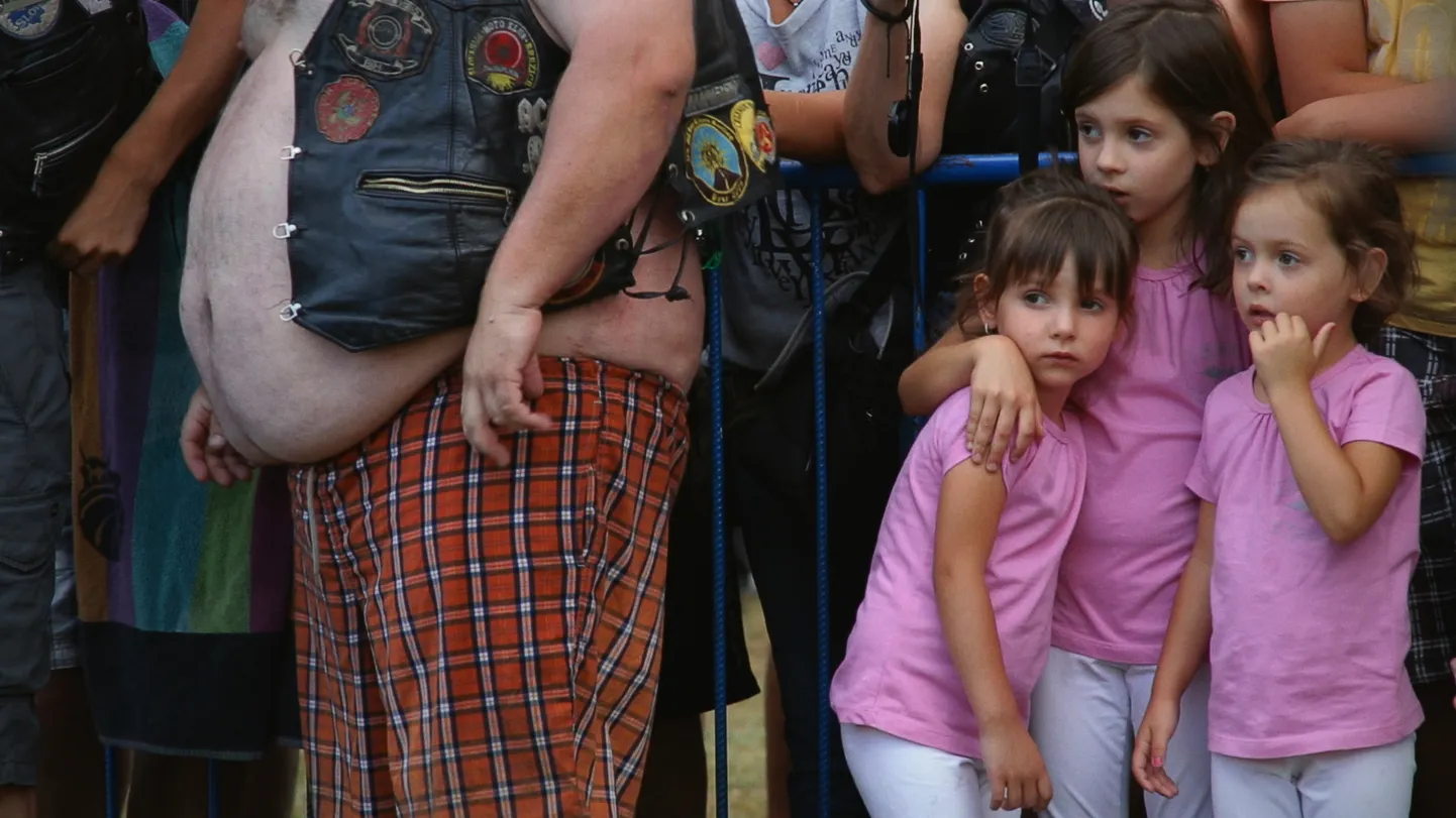 24. märtsil kell 11 linastub Eesti Rahva Muuseumi Jakob Hurda saalis dokumentaalfilm «Huntide seas». Mägedes, kus nad kunagi võitlesid, kaitseb Bosnia sõjaveteranide motoklubi karja metsikuid hobuseid ning avastab uut liiki vabaduse.