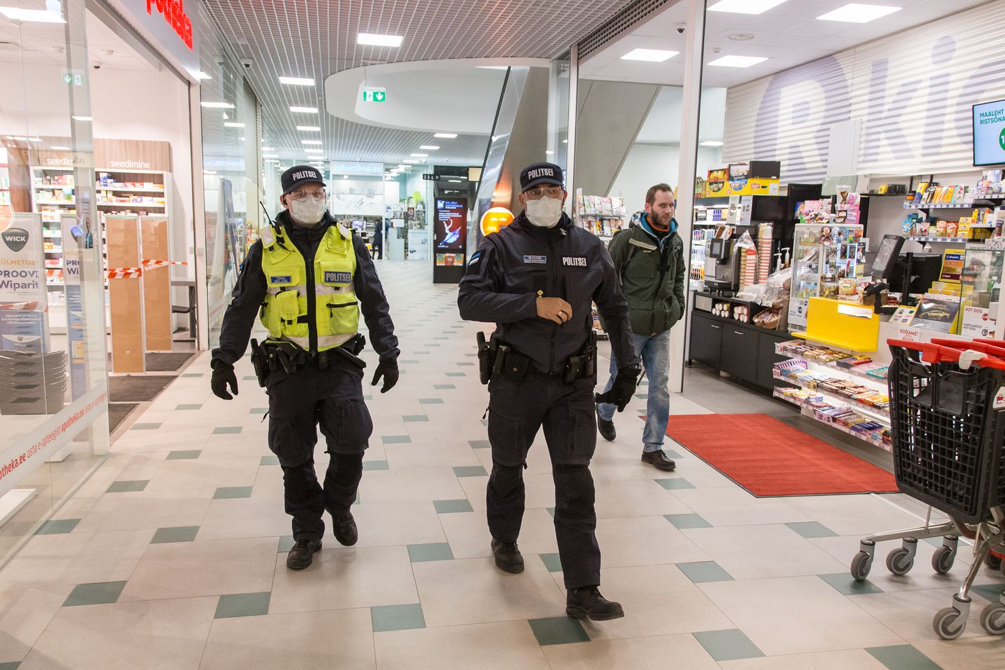 Отныне полиция будет регулярно контролировать выполнение требований режима чрезвычайного положения также в магазинах и торговых центрах.