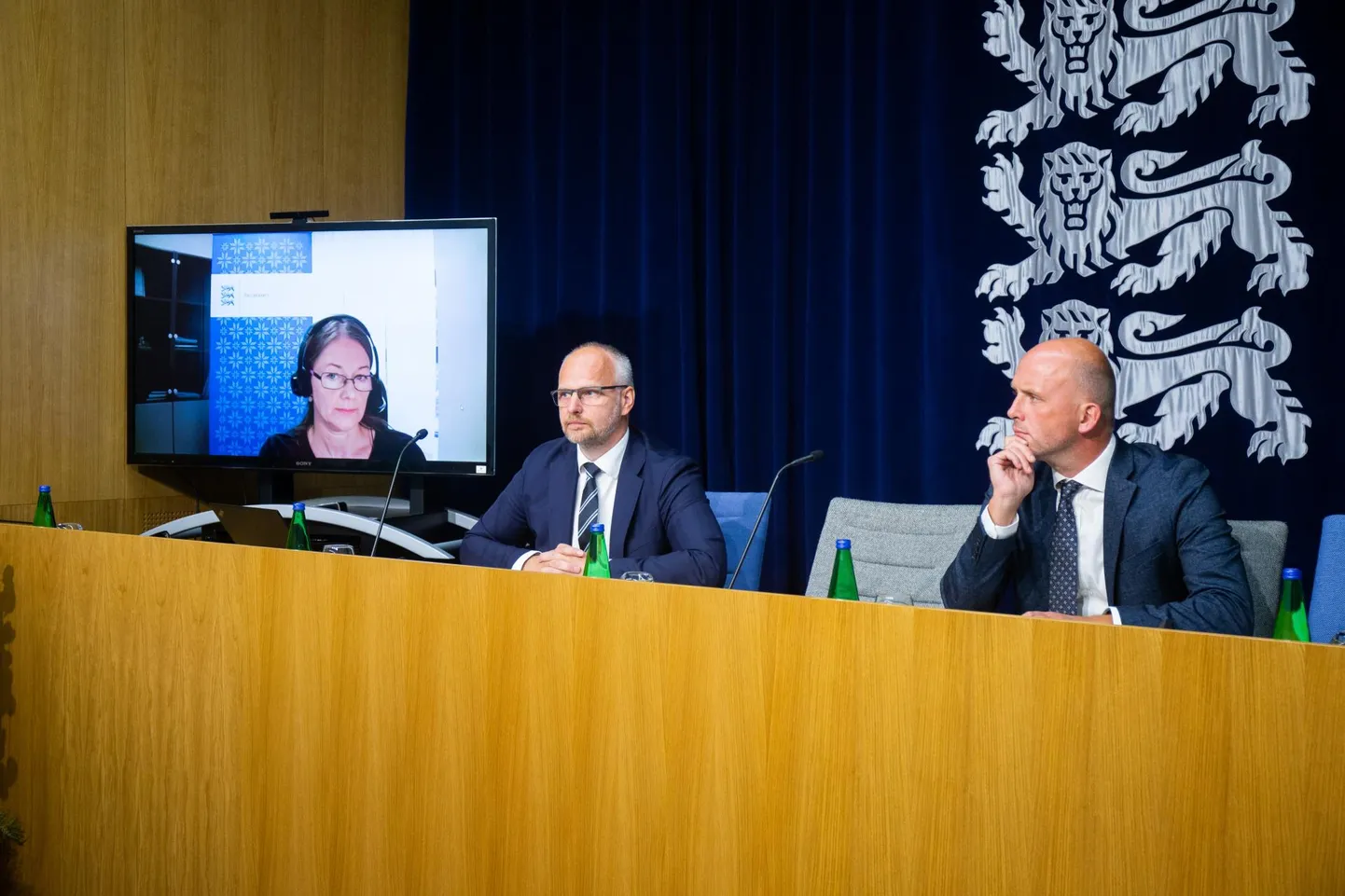 Terviseameti laos riknenud ravimite asjaolude uurimise komisjoni pressikonverentsil tõdes riigisekretär Taimer Peterkop, et ei RKAS ega ka terviseamet pole olnud piisavalt hoolsad. Riigisekretär Taimar Peterkop (paremal), ravimiameti peadirektori asetäitja Katrin Kiisk ning tarbijakaitse ja tehnilise järelevalve ameti peadirektor Kaur Kajak (keskel).