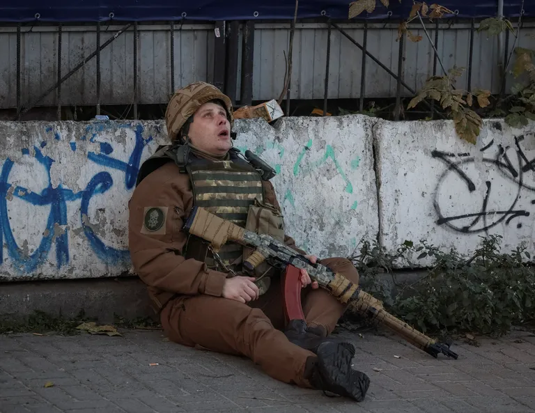 Украинский военнослужащий во время удара российского беспилотника.