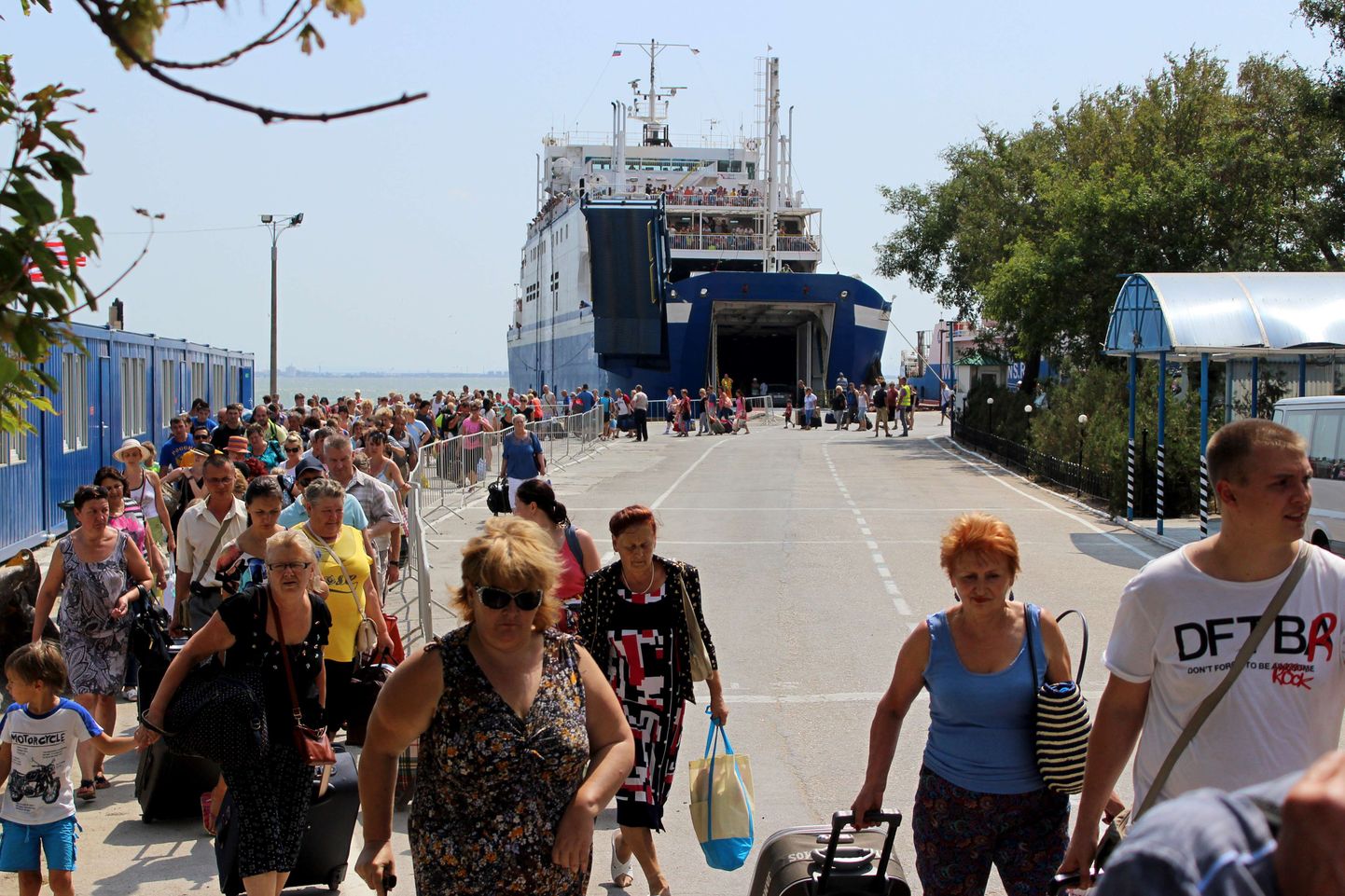 Praamiga Krimmi poolsaarele pääsenud turistid.