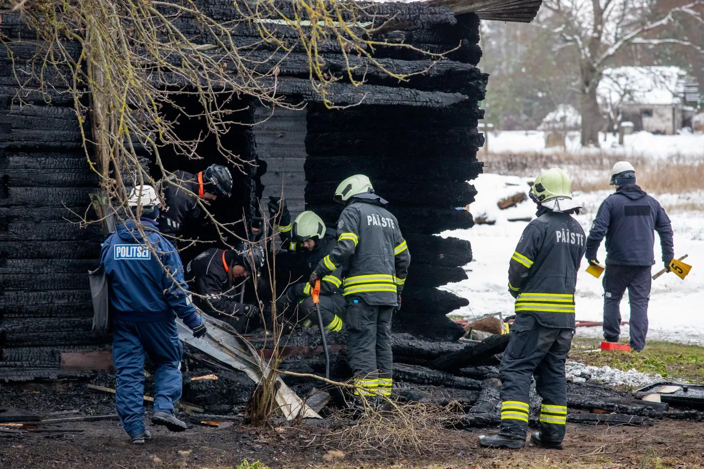 Häädemeeste vallas Urissaare külas põles majja sisse kaks meest.