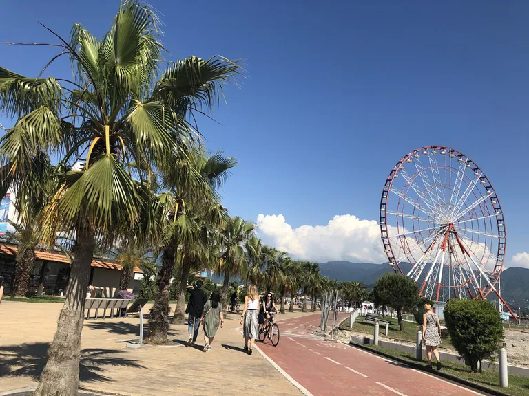 Batumi promenāde gar jūras krastu