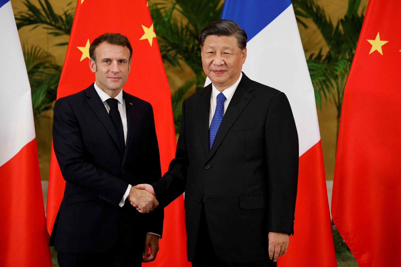 Francijas prezidents Emanuels Makrons un Ķīnas prezidents Sji Dziņpins.