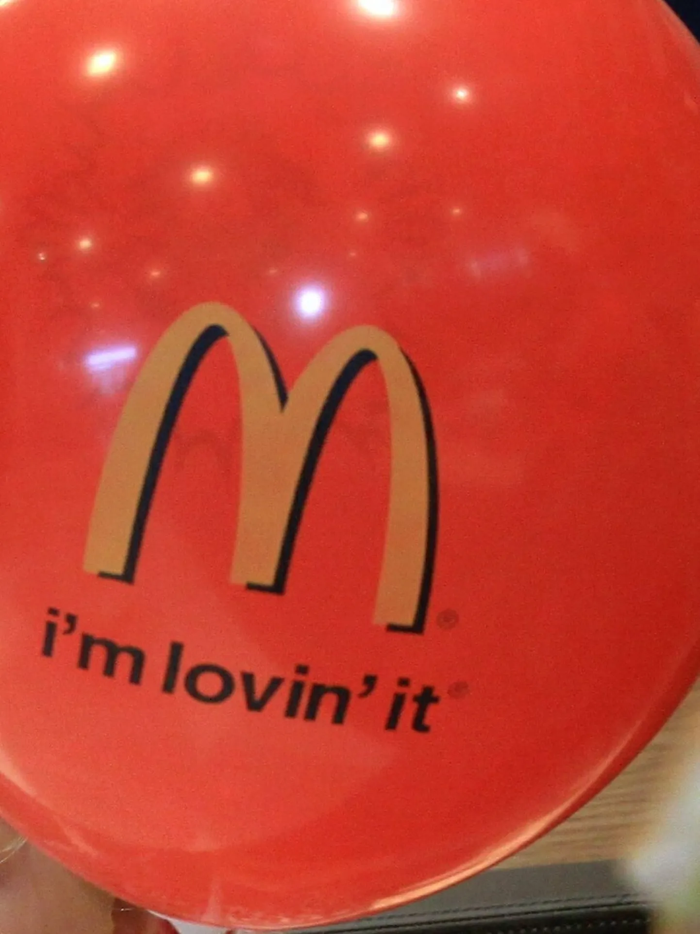 McDonald`si logoga õhupall.