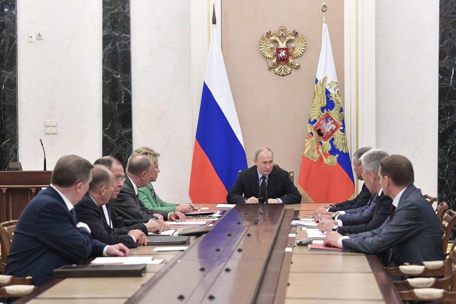 Venemaa Föderatsiooni Julgeolekunõukogu koondab riigiasutuste juhte, kes nõustavad riigipead riigikaitse küsimustes. Ka 21. juunil peetud koosolekut juhatas president Vladimir Putin.