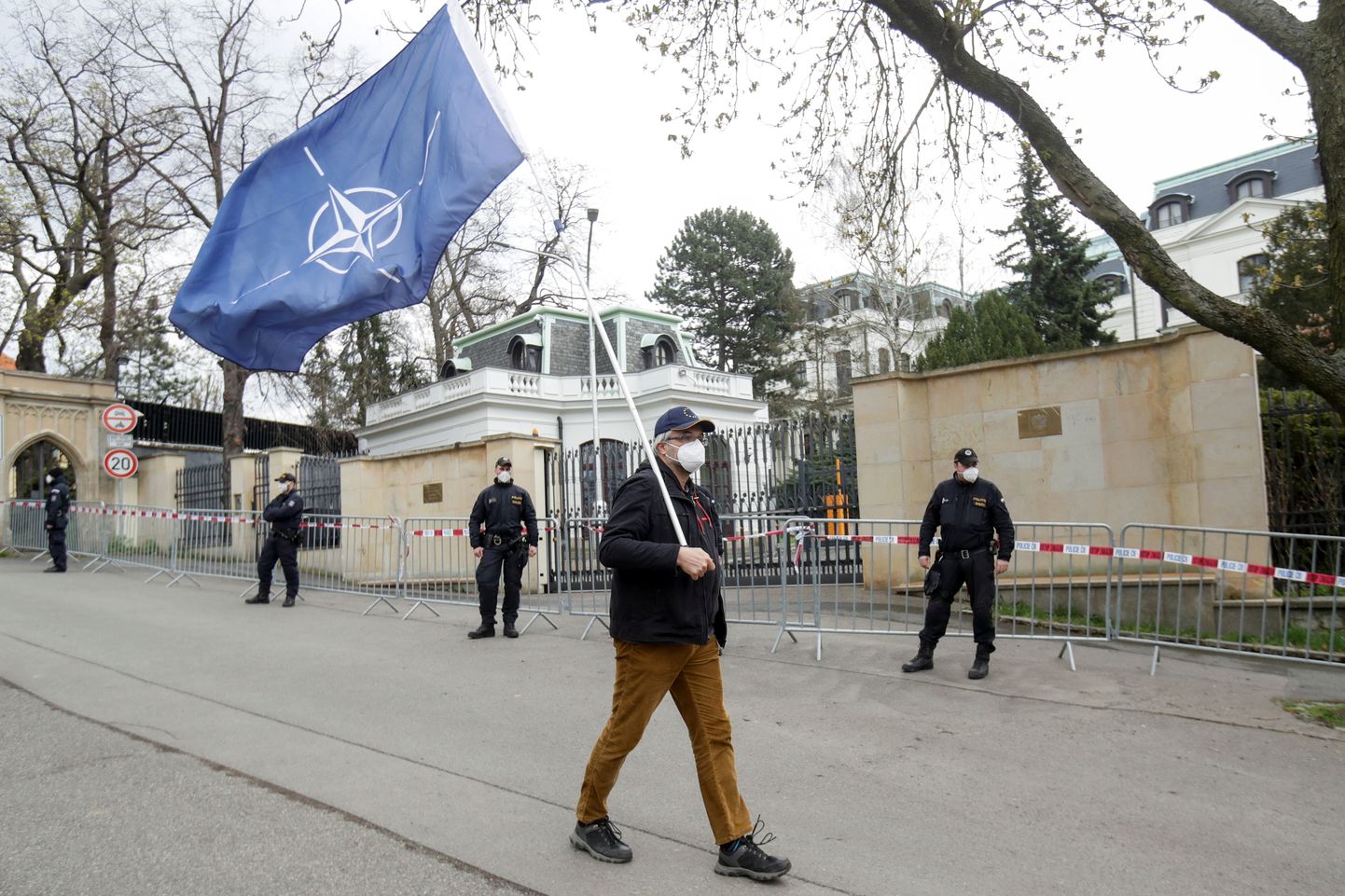 NATO lipuga meeleavaldaja Venemaa suursaatkonna lähedal Prahas.