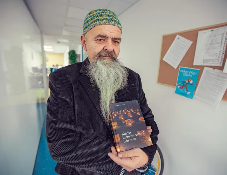 Andres Pulver ja tema sulest ilmunud neljas raamat – “Kuidas kultuuritegelased lahkuvad”.