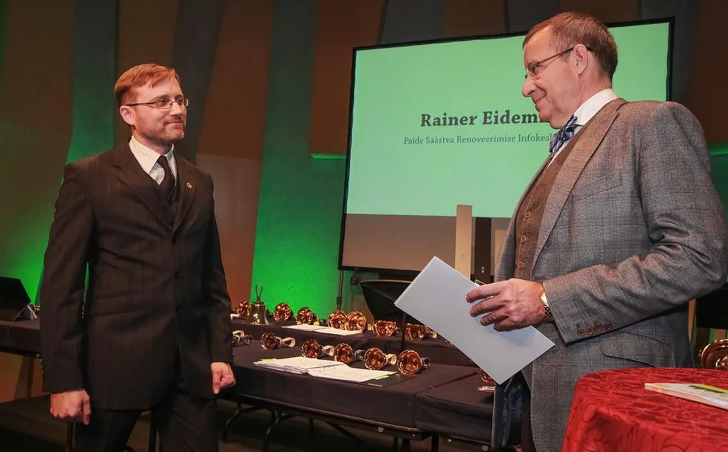 Paide kogukonnakeskuse juht Rainer Eidemiller Pärnu kontserdimajas president Toomas Hendrik Ilveselt vabatahtlike tegevusse kaasamise ja juhendamise eest tunnustust vastu võtmas.