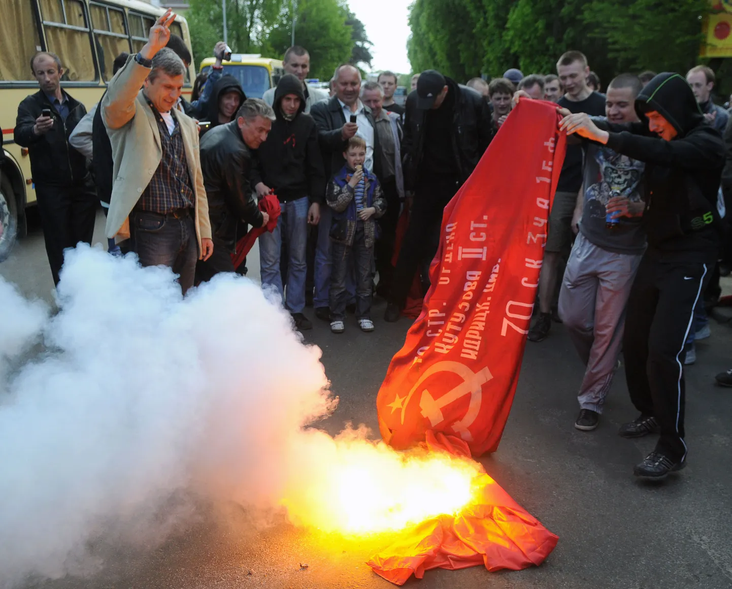 Ukraina rahvuslased põletamas eile Lvivs punalippu.