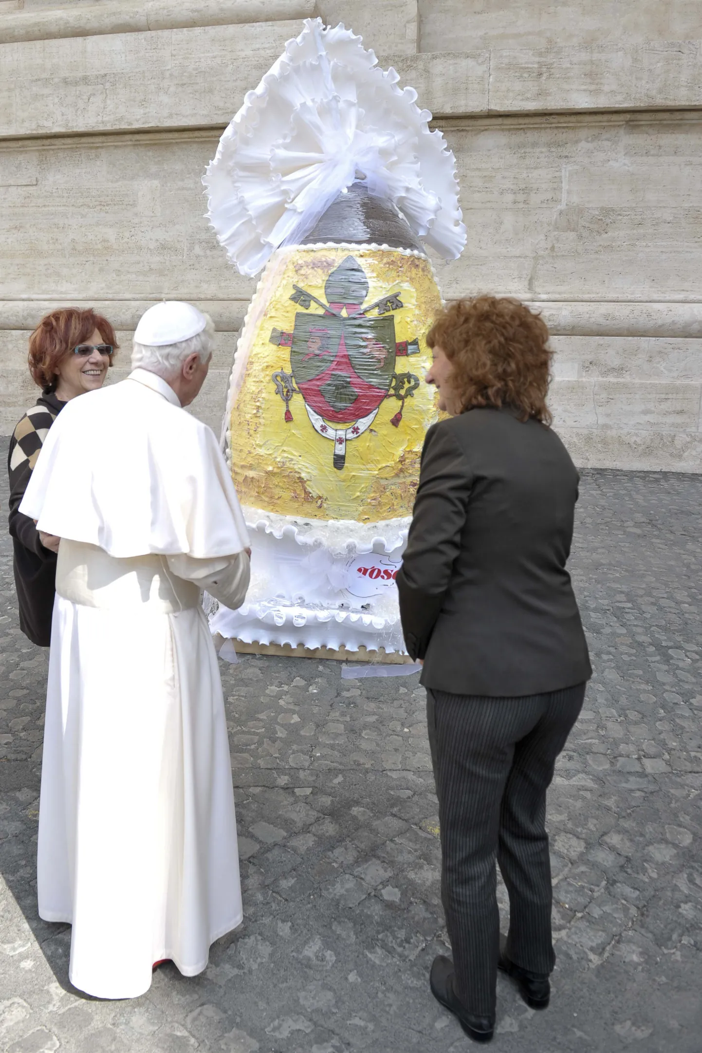 Paavst talle kingitud hiiglaslikku lihavõttemuna imetlemas.
