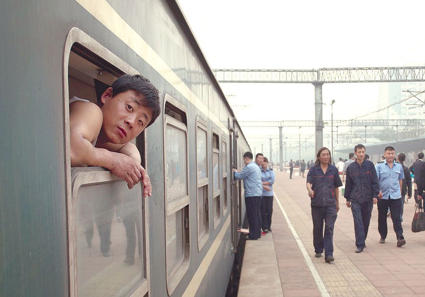 За грязными окнами неспешно плетущегося поезда, который до станции назначения добирается почти сутки, кипит жизнь.