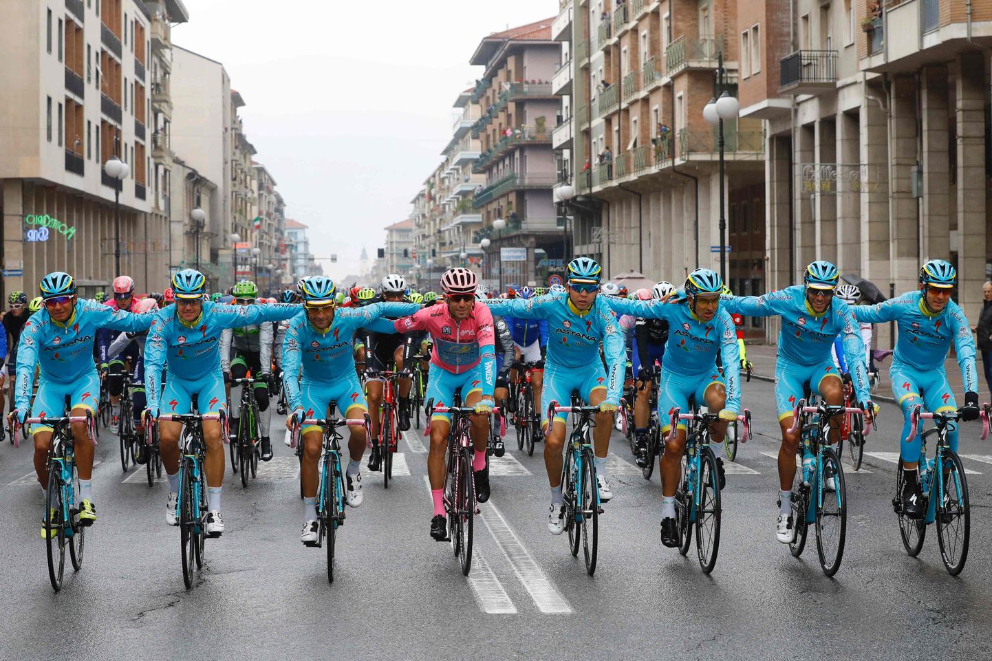 Vincenzo Nibali ja Astana meeskond triumfeerivad Torinos lõppenud viimasel Giro d'Italia etapil. Paremalt esimene Tanel Kangert.