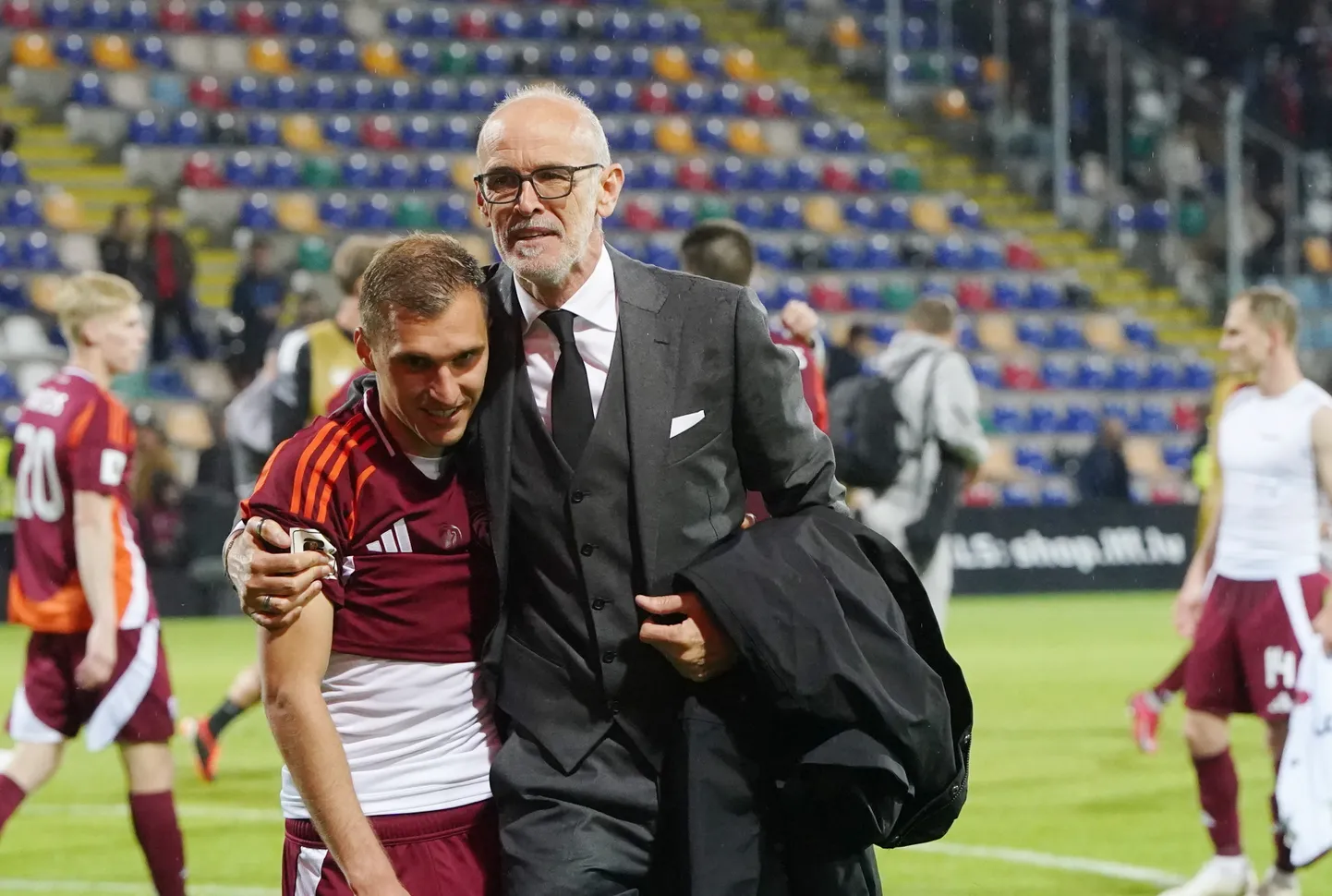 Latvijas futbola izlases galvenais treneris Paolo Nikolato (no labās) pēc 2026. gada FIFA pasaules kausa kvalifikācijas spēles futbolā vīriešiem starp Latvijas un Albānijas izlasēm "Skonto" stadionā.