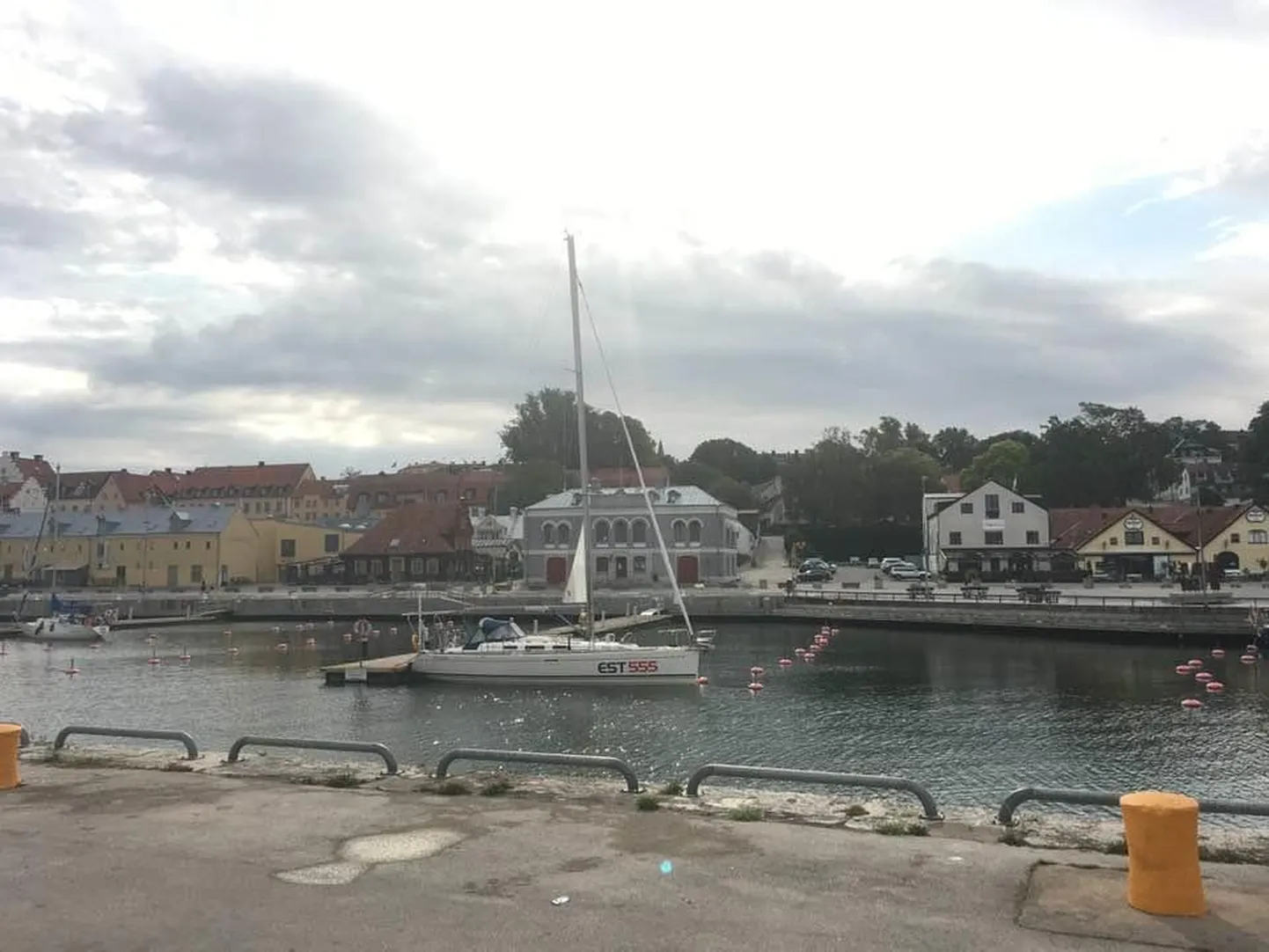 Päike EST555 üksi Visby sadamas.