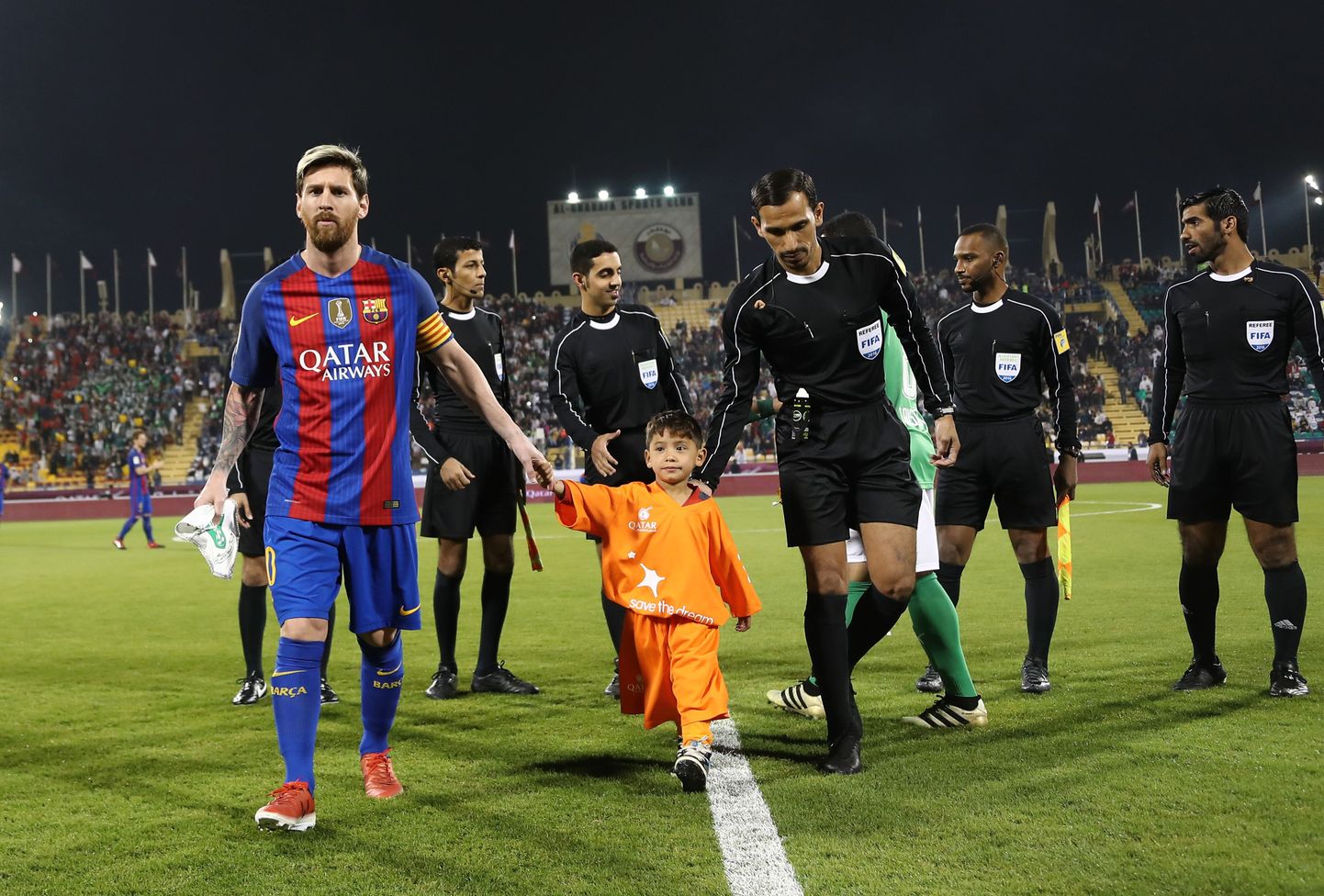 Murtaza Ahmadi 13. detsembril 2016 koos FC Barcelona ründajal Lionel Messiga