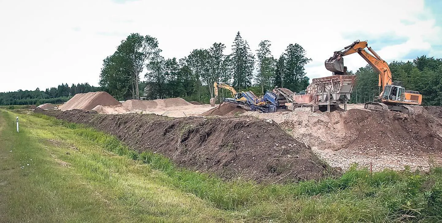 Pärnu-Rakvere maantee ääres Tori vallas käib vastavatud kruusakarjääris AS Reideni kinnistul tõsine töö.