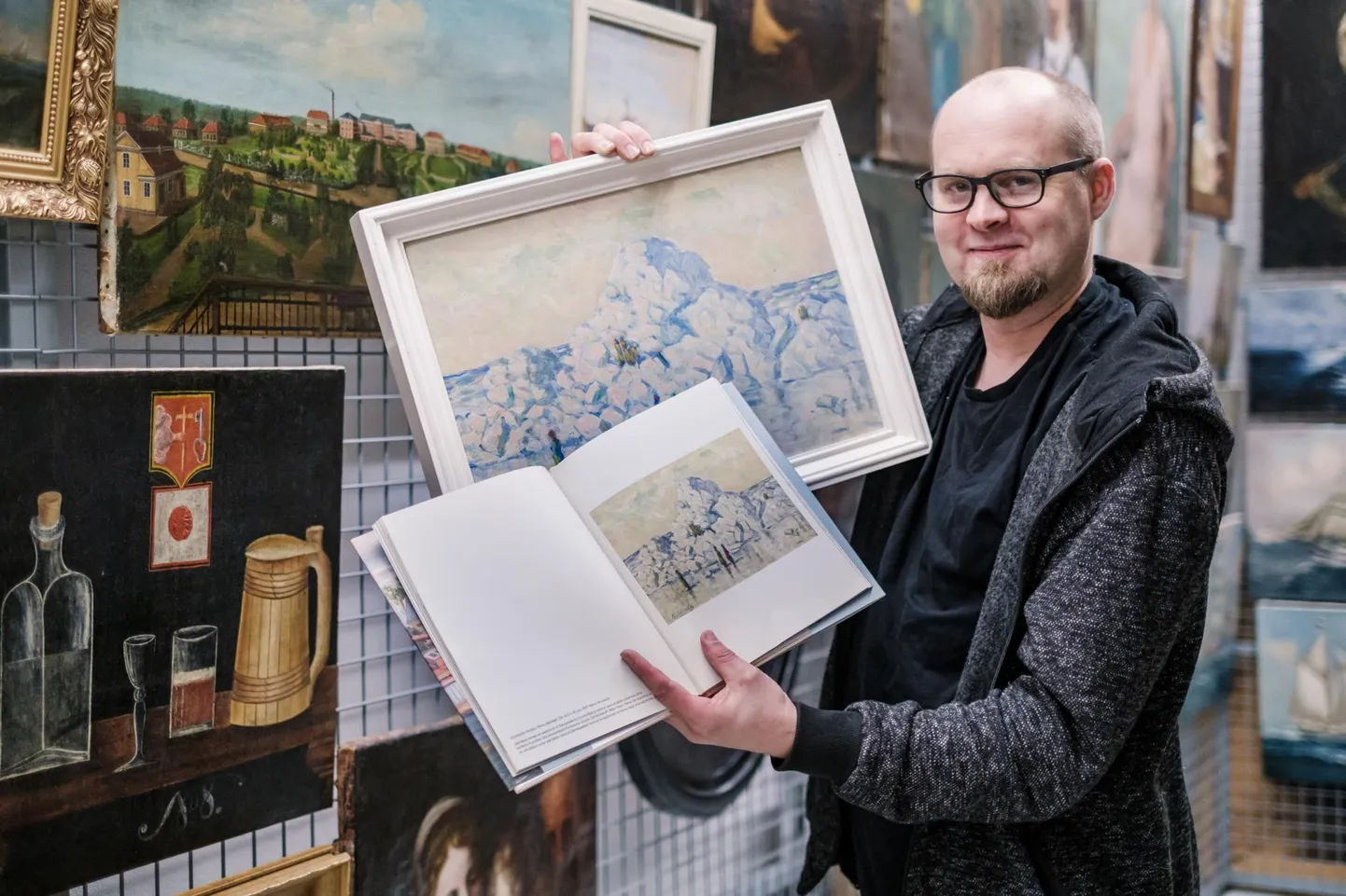 Indrek Aija näitab kogumikkugi jõudnud Konstantin Süvalo maali “Pärnu jäämäed” (1957).