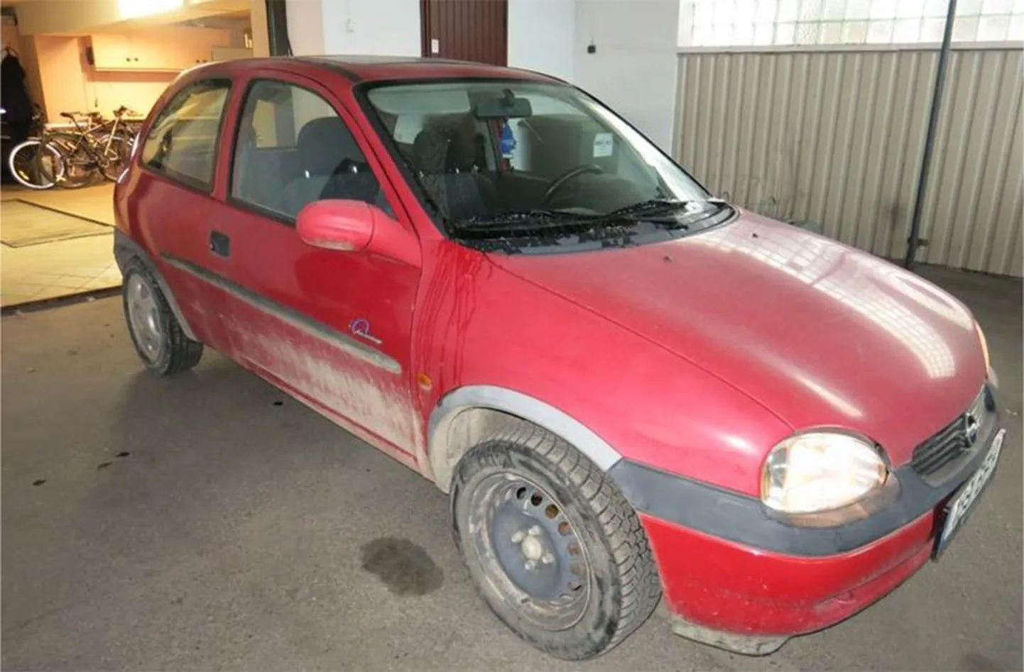 Tartu maavalitsus müüb aastas 30–50 konfiskeeritud sõidukit ja mullu sattus nende hulka ka kahel Viljandimaa roolijoodikul käest võetud auto. Piltidel olevad Opel ja Ford leidsid kiiresti uue omaniku.