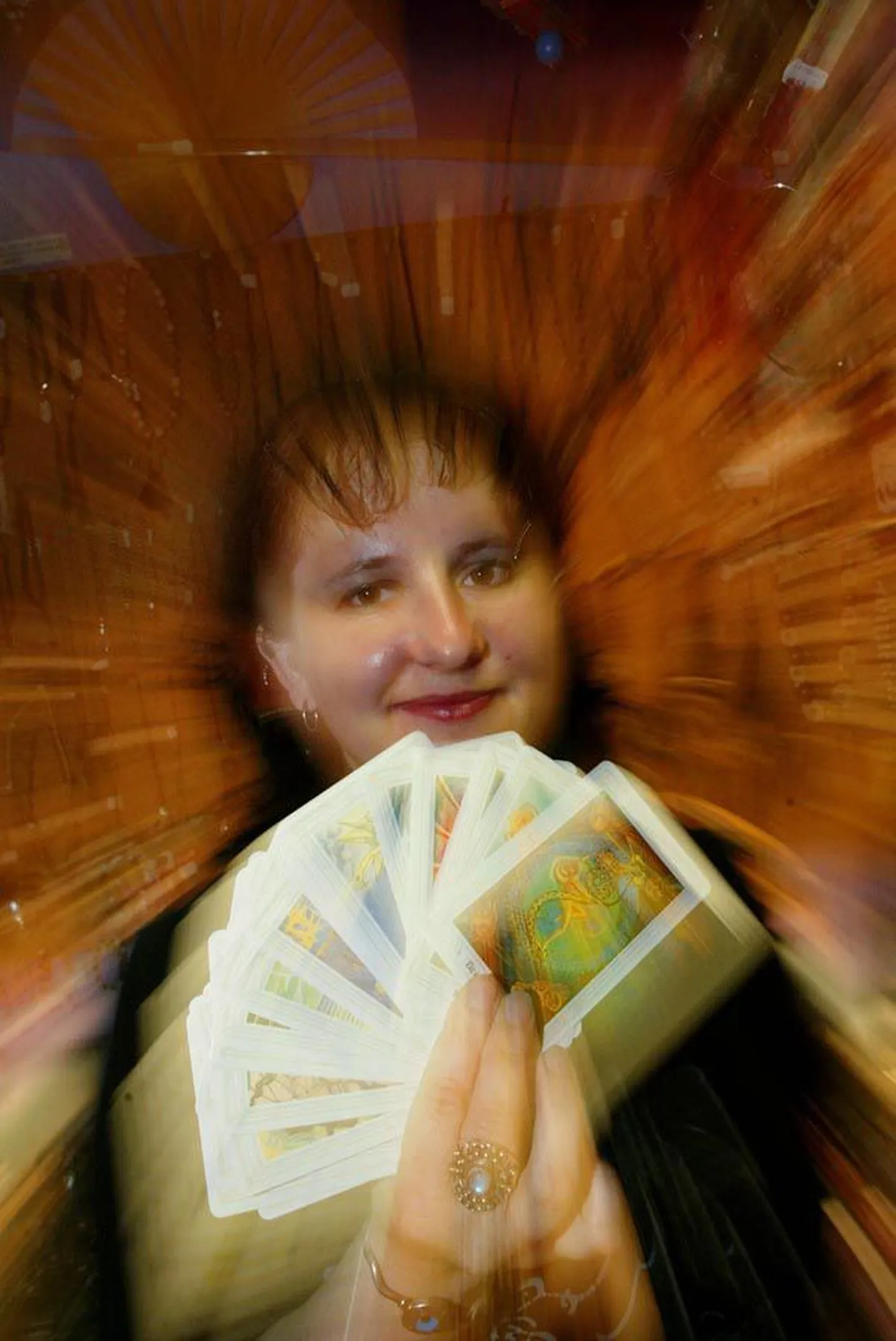 Tarokaardid võtavad vaatluse alla inimese olemuse ja annavad aimu nii minevikust, olevikust kui tulevikust. Margit Kuldsaar on tarokaartide õpetaja ja raamatute autor.