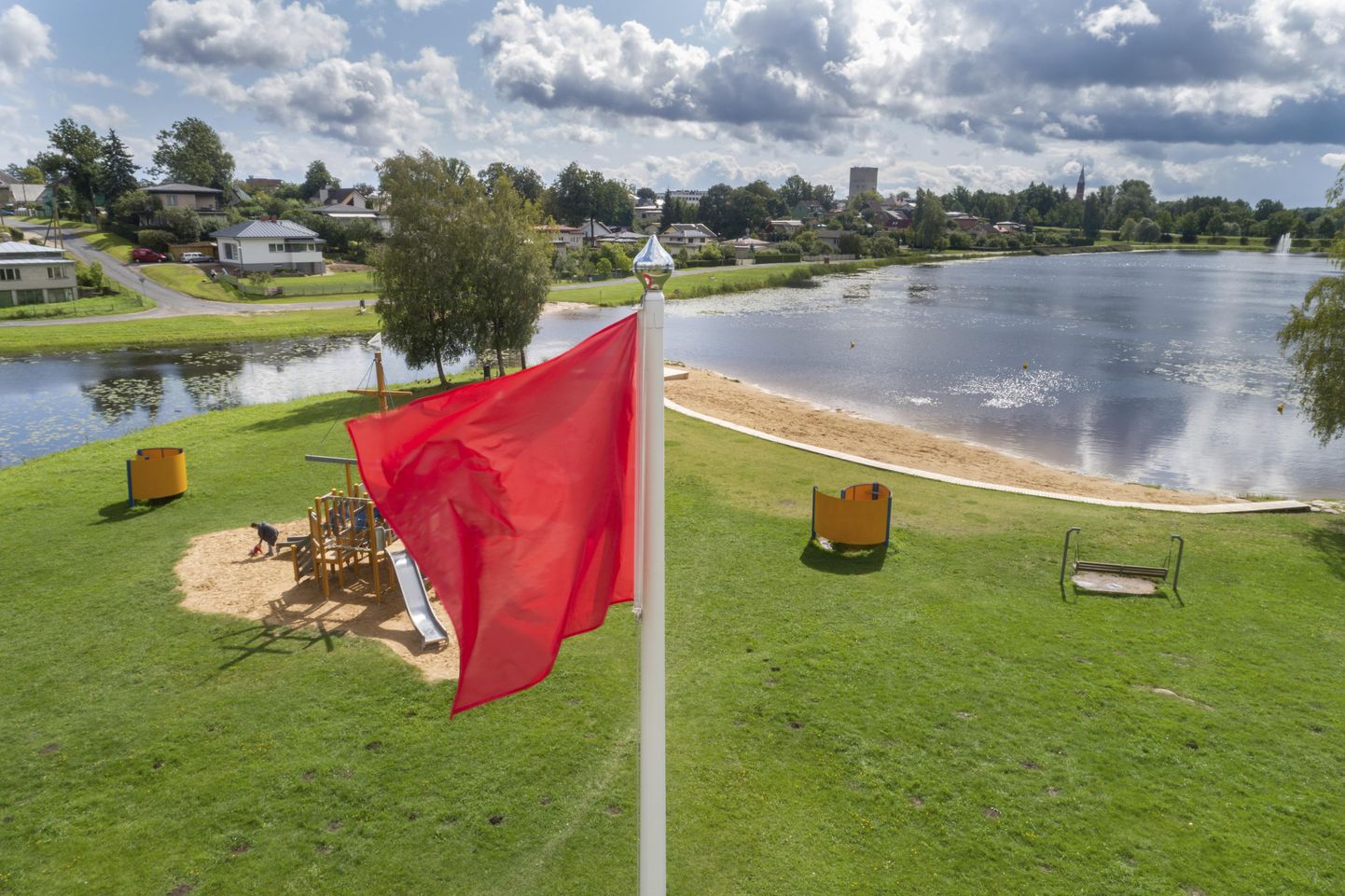 Paala järve rannas lehvib kolmapäevast saadik punane lipp, mis näitab, et vette ei tasu minna.