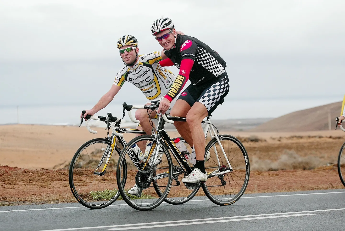 Lanzarotel treeninglaagris viibiv Ain-Alar Juhanson (paremal) harjutamas koos Briti ratturi, Tour de France’il kümme etappi võitnud Mark Cavendishiga.