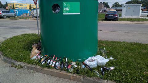 KLÕPS ⟩ Viinapudelite väljanäitus riivab silma