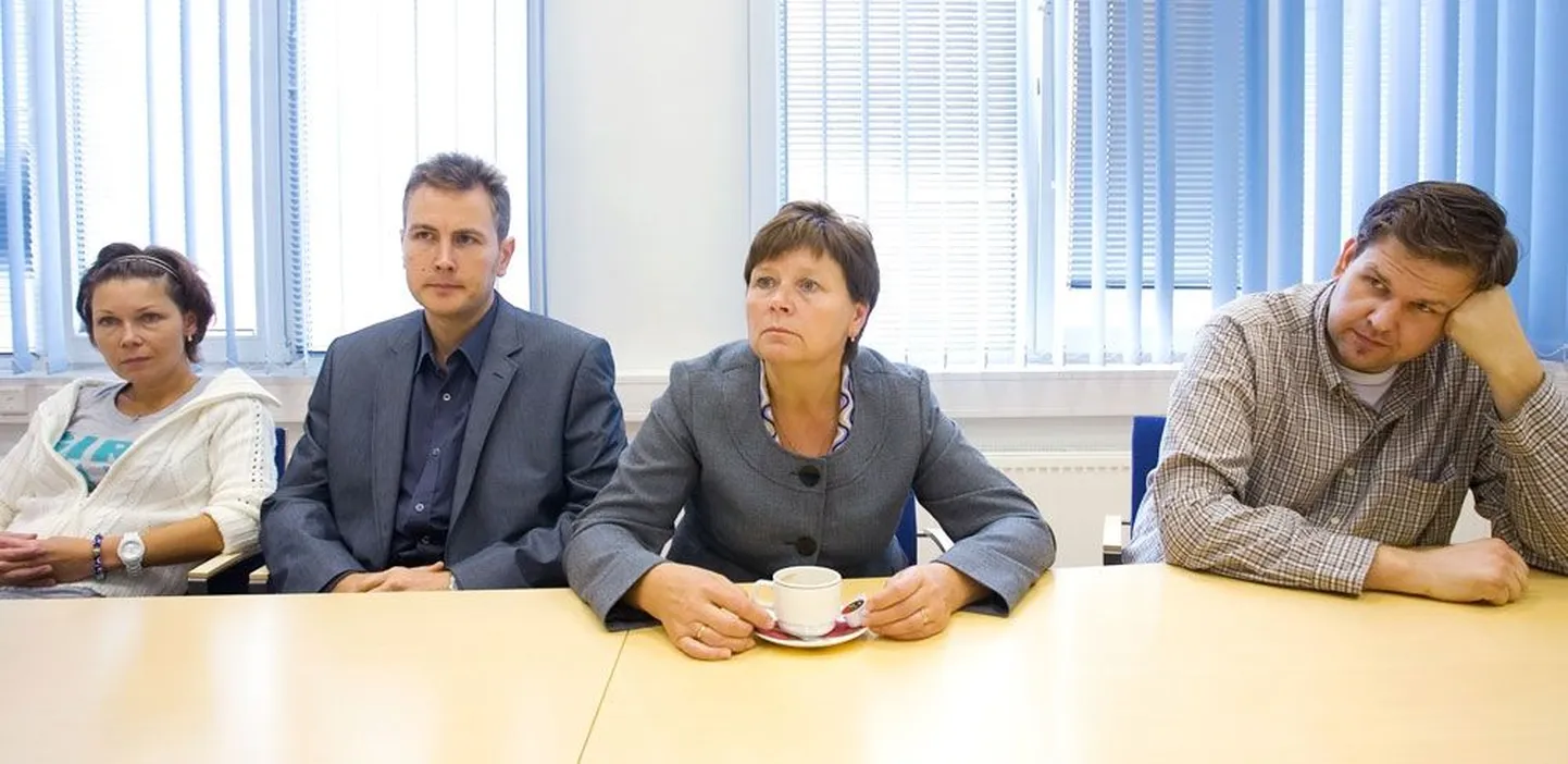 Maa-amet pidi eile tunnistama, et riigimaa müügiks mõeldud oksjonitarkvara hanke pakkumisi avades rikkusid nad riigihangete läbiviimise korda. Pildil on maa-ameti nõunik Petra Brenner (vasakult), maa-ameti infotehnoloogia osakonna juhataja Viljo Roolaht, maa-ameti peadirektori asetäitja Anne Toom ja maa-ameti pressiesindaja Andres Põld.