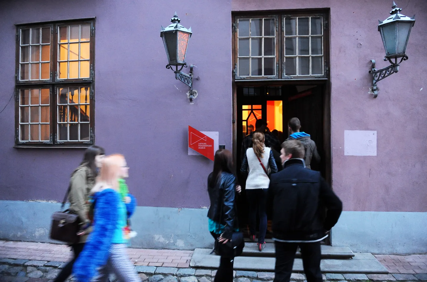 Cilvēku rinda pie Latvijas Fotogrāfijas muzeja Muzeju nakts laikā.