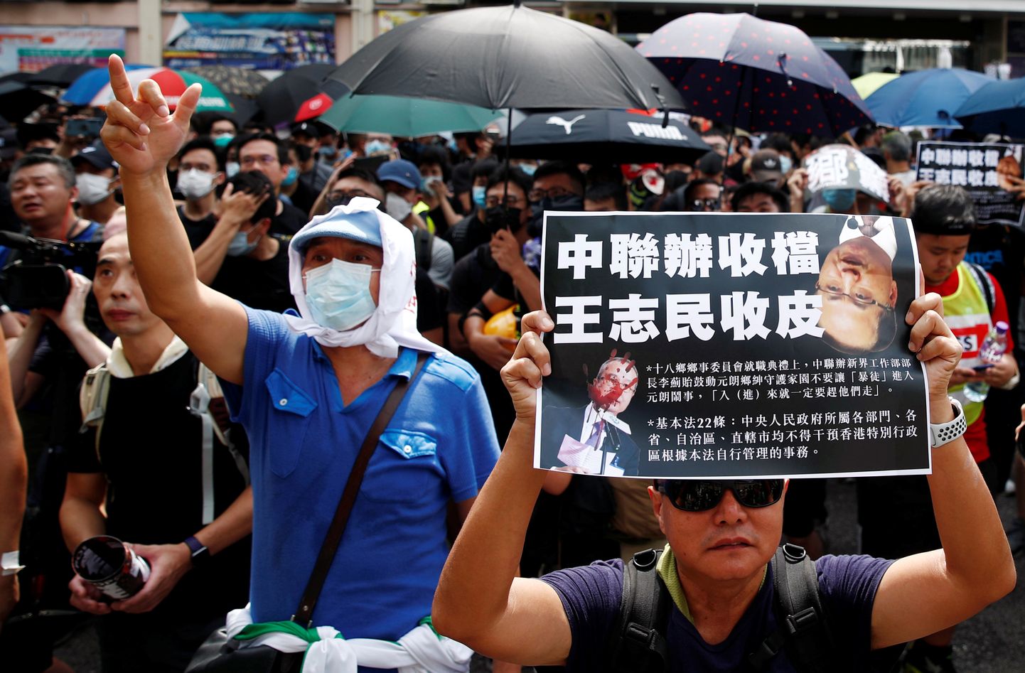 Hongkongi elanikud triaadide vastu meelt avaldamas.