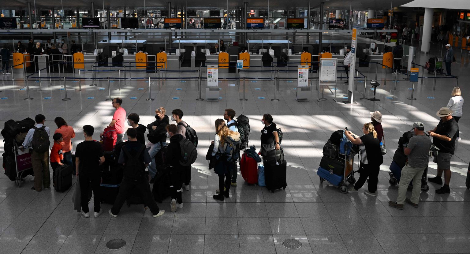 Reisijad Müncheni lennujaamas, kus pühapäeval vahistati arvatavasti Venemaa heaks luuranud mees.