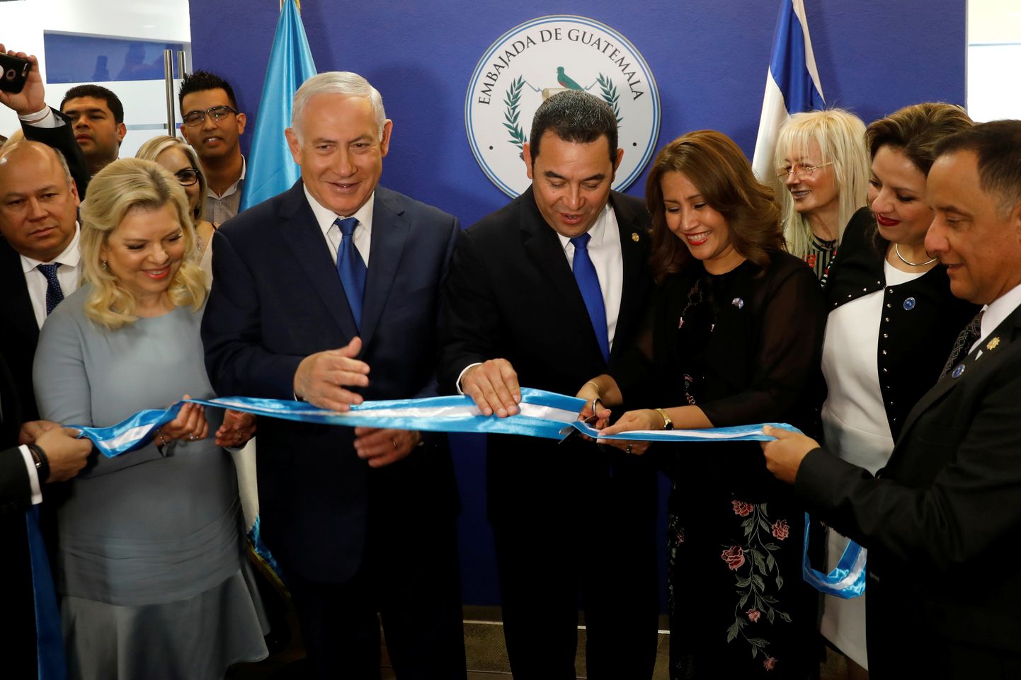 Guatemala presidendi abikaasa Hilda Patricia Marroquin saatkonna avamisel linti läbi lõikamas. Kõrval seisavad president Jimmy Morales ja Iisraeli peaminister Benjamin Netanyahu.