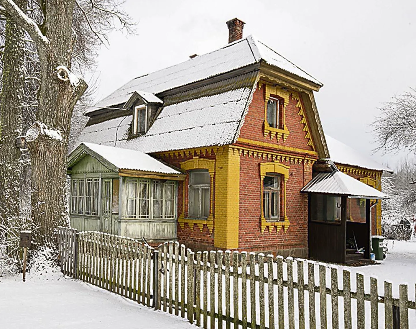 Pärnu–Mõisaküla kitsarööpmeline raudtee ehitati 1895.–1896. aastal, Voltveti mõisale lähim tsaariaegne jaamaülema maja jääb külade liitmise ja piiride muutmise järel Leipste külla.