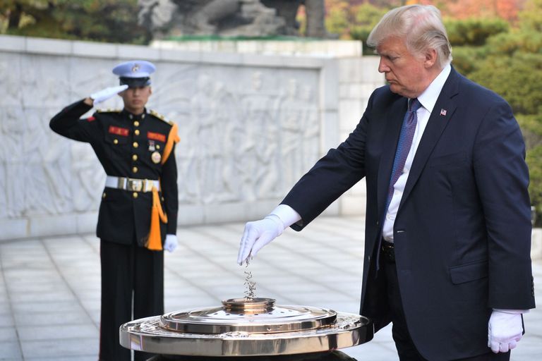 Ameerika president Donald Trump riiklikul kalmistul Soulis