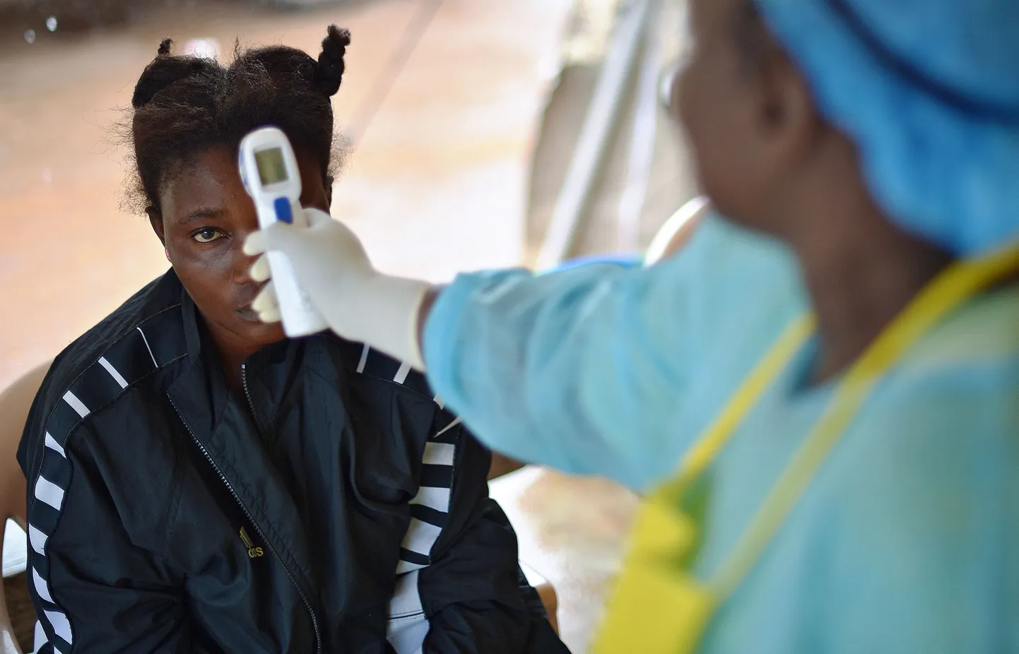 Palaviku mõõtmine Sierra Leone tüdrukul, kellel kahtlustatakse Ebolat.