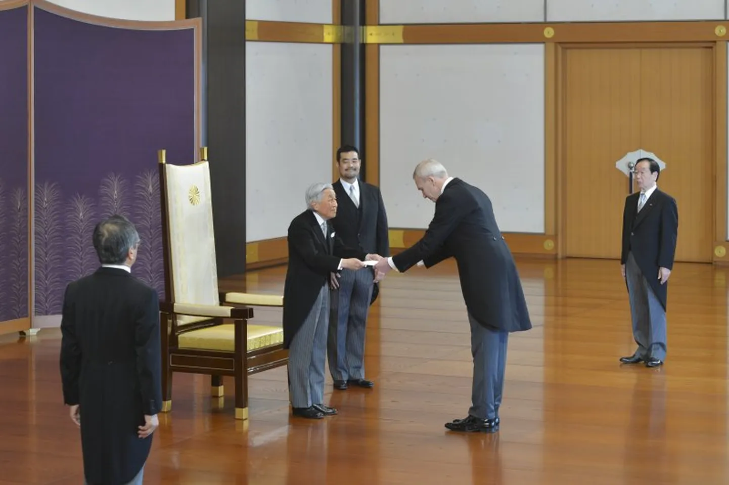 Jaapani keiser Akihito ja Eesti suursaadik Väino Reinart