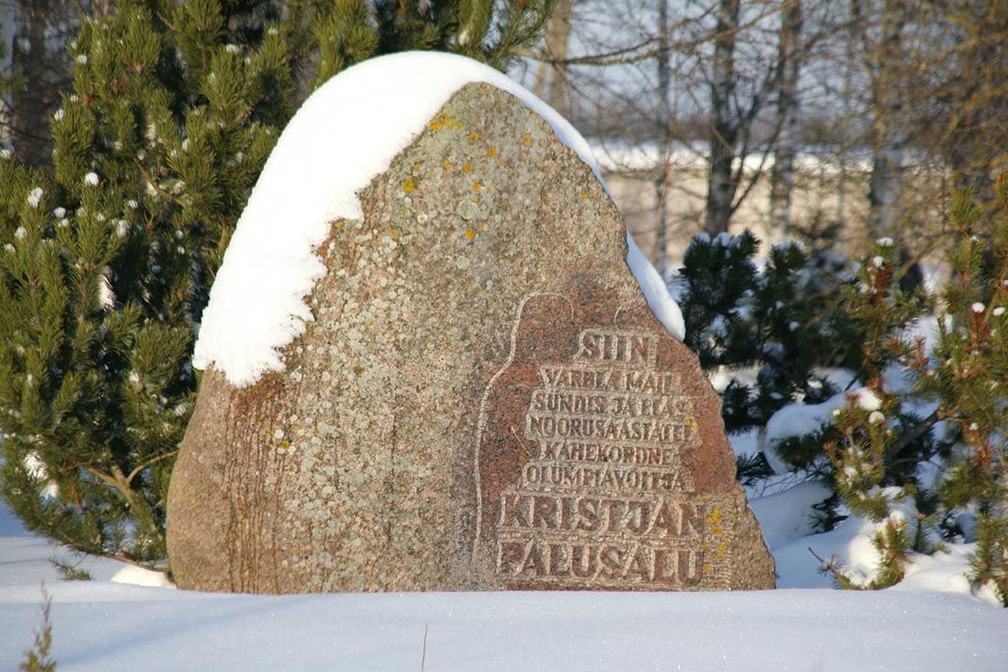 Varblas suure tee ääres vallamaja ees kõrgub maakivi Kristjan Palusalule (1908-1987).
