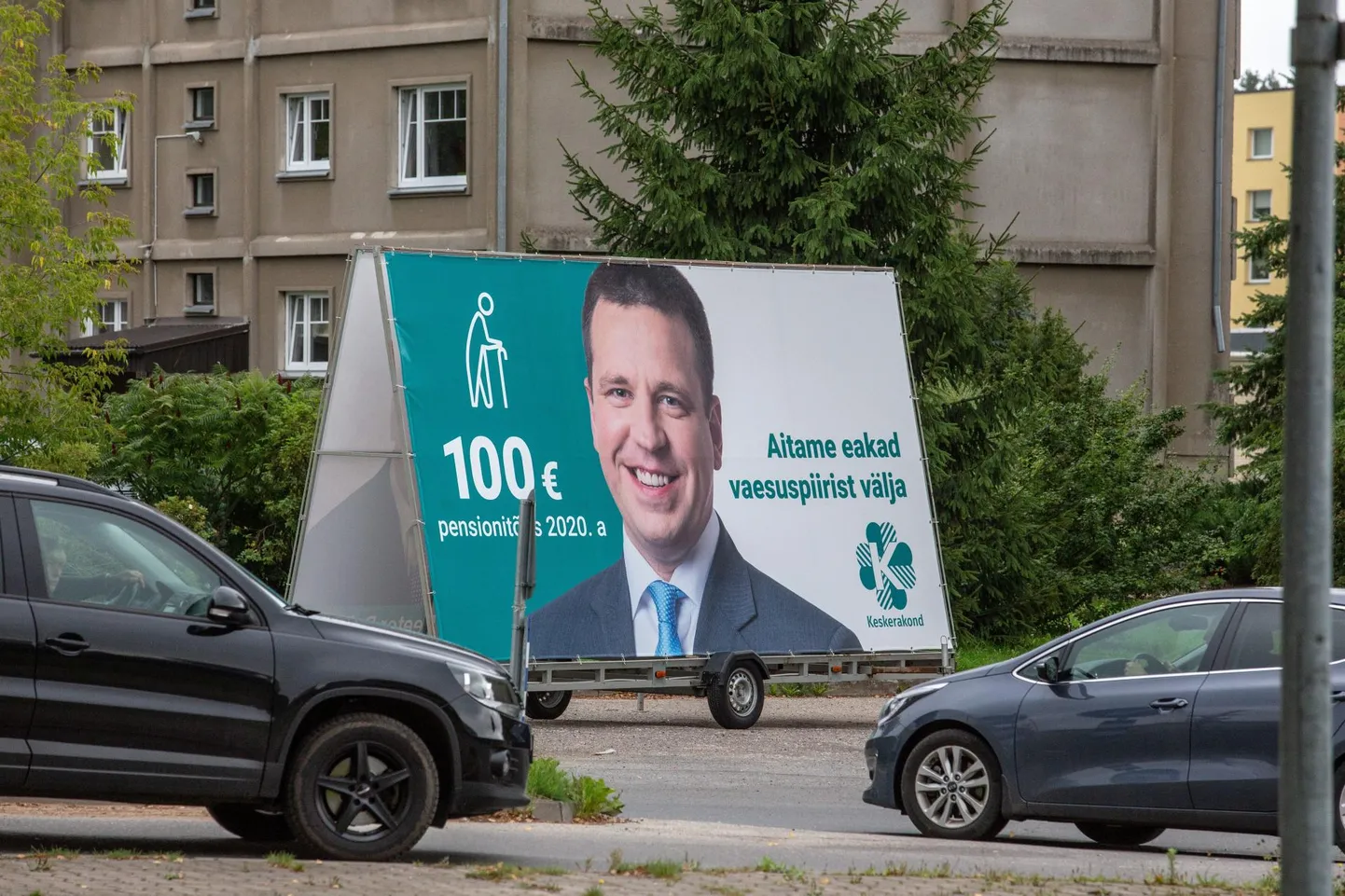 Keskerakond lubas enne valimisi Jüri Ratase näoga, et pension tõuseb tuleval aastal 100 euro võrra. Tegelik tõus kujuneb enam kui poole väiksemaks.