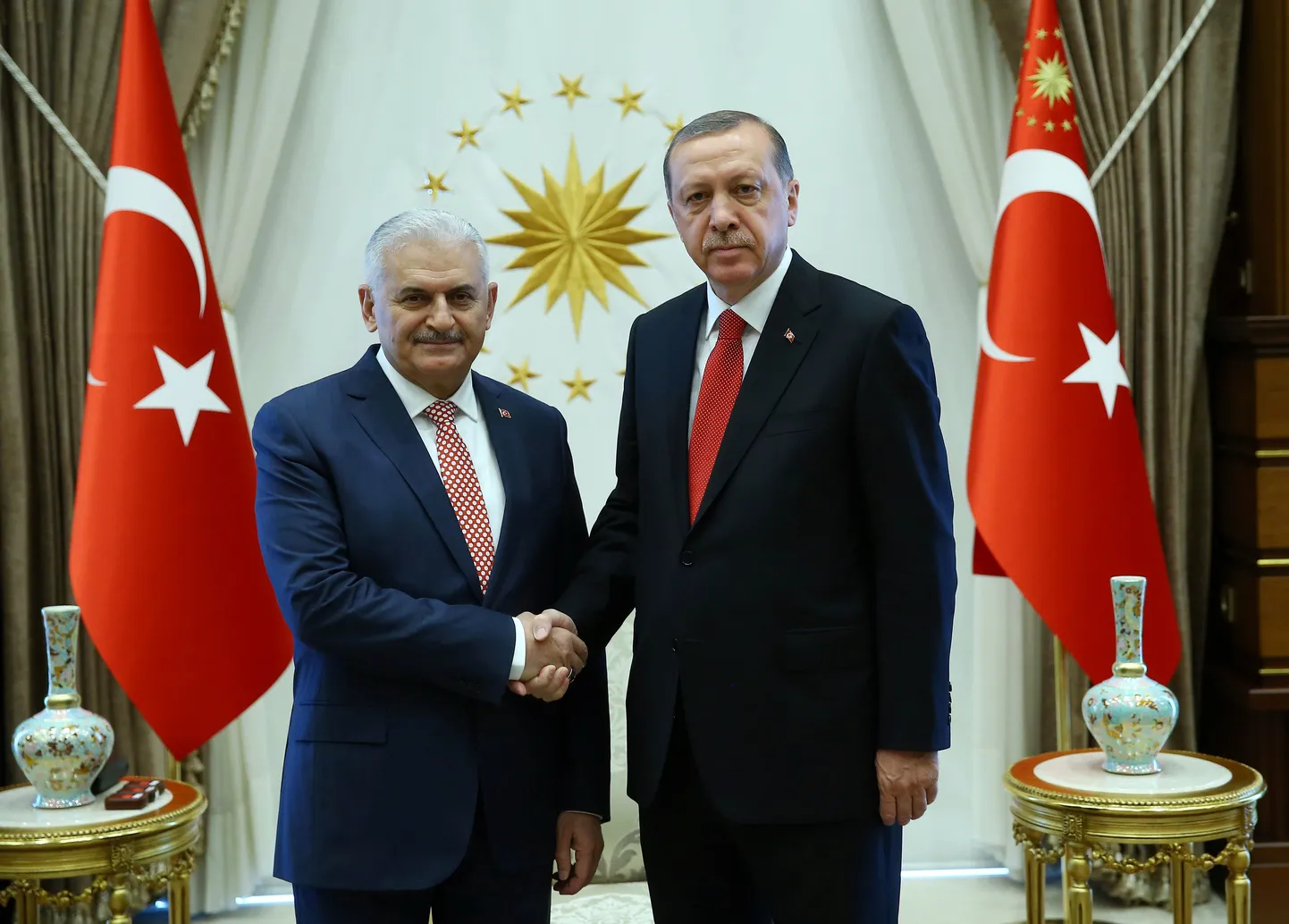 Türgi president Tayyip Erdogan (P) kohtumisel peaminister Binali Yildirimiga