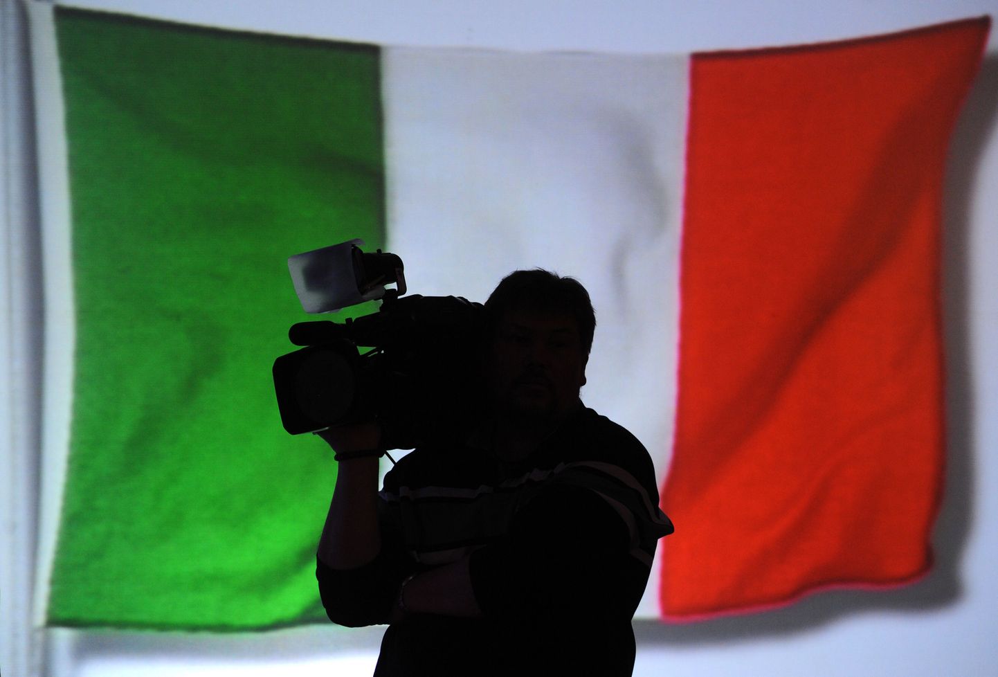 Operaator Itaalia lipu taustal